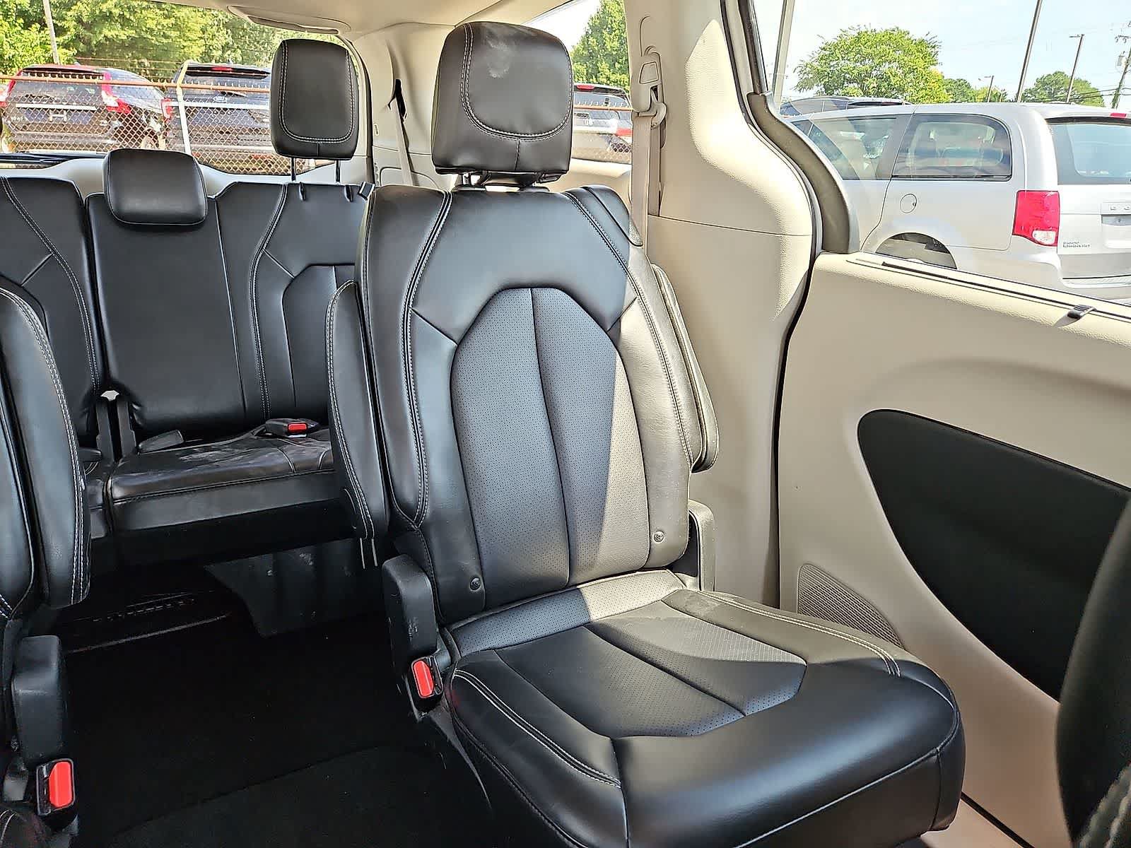 Used 2024 Chrysler Pacifica Touring-L FWD image 15