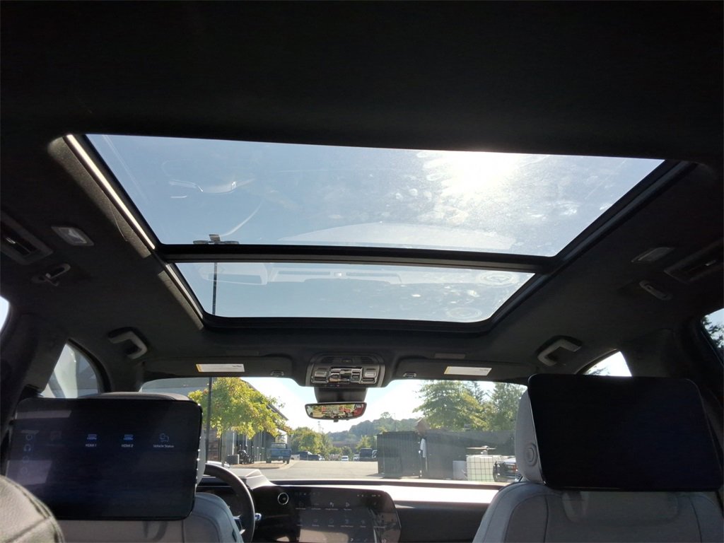 New 2026 Chevrolet Suburban Premier image 21