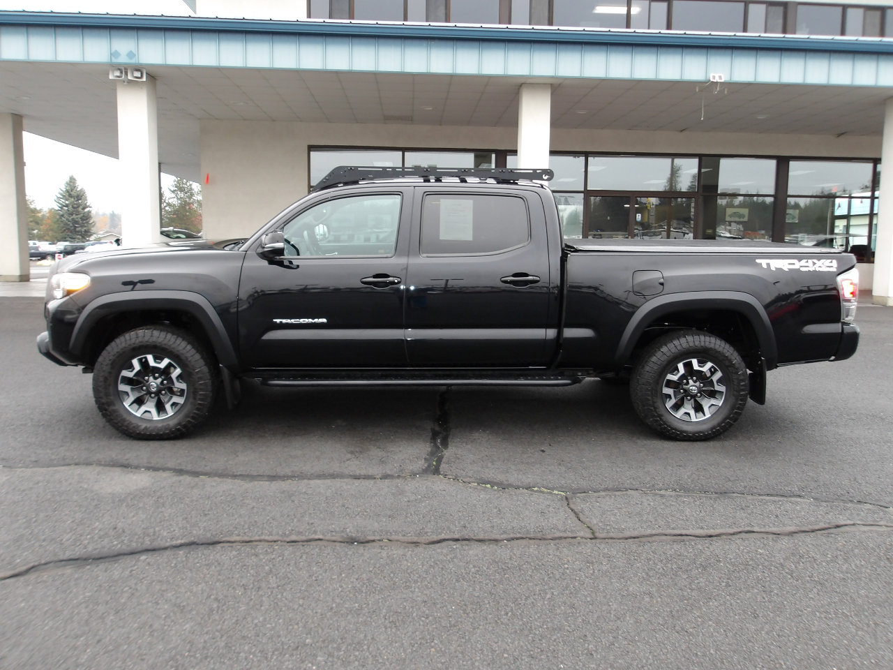 Used 2020 Toyota Tacoma TRD Off-Road image 2