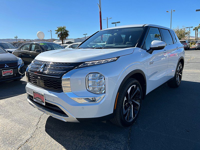 New 2025 Mitsubishi Outlander 4WD Plug-In Hybrid image 3