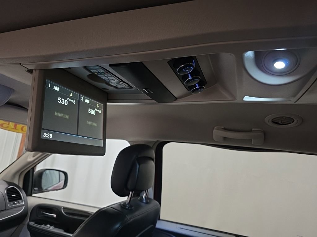 Used 2015 Chrysler Town & Country Touring-L w/ Driver Convenience Group image 12