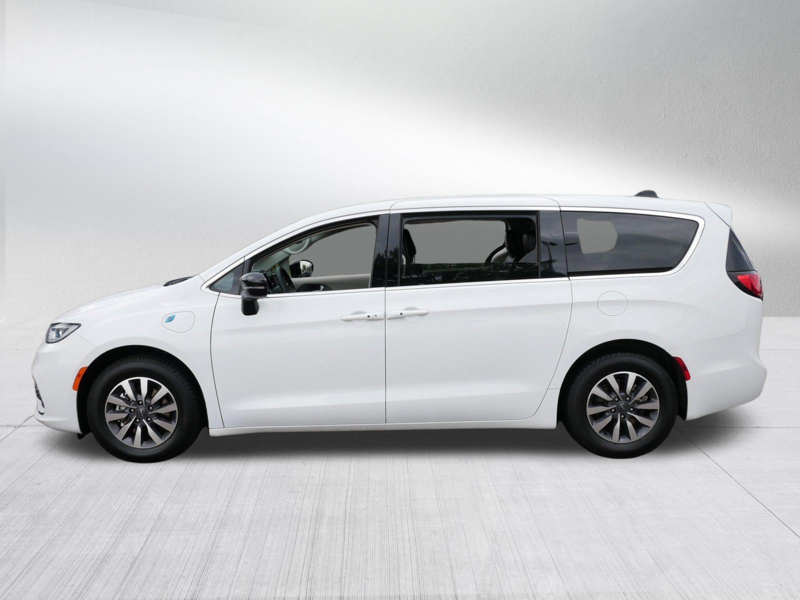 Used 2024 Chrysler Pacifica Limited FWD image 4
