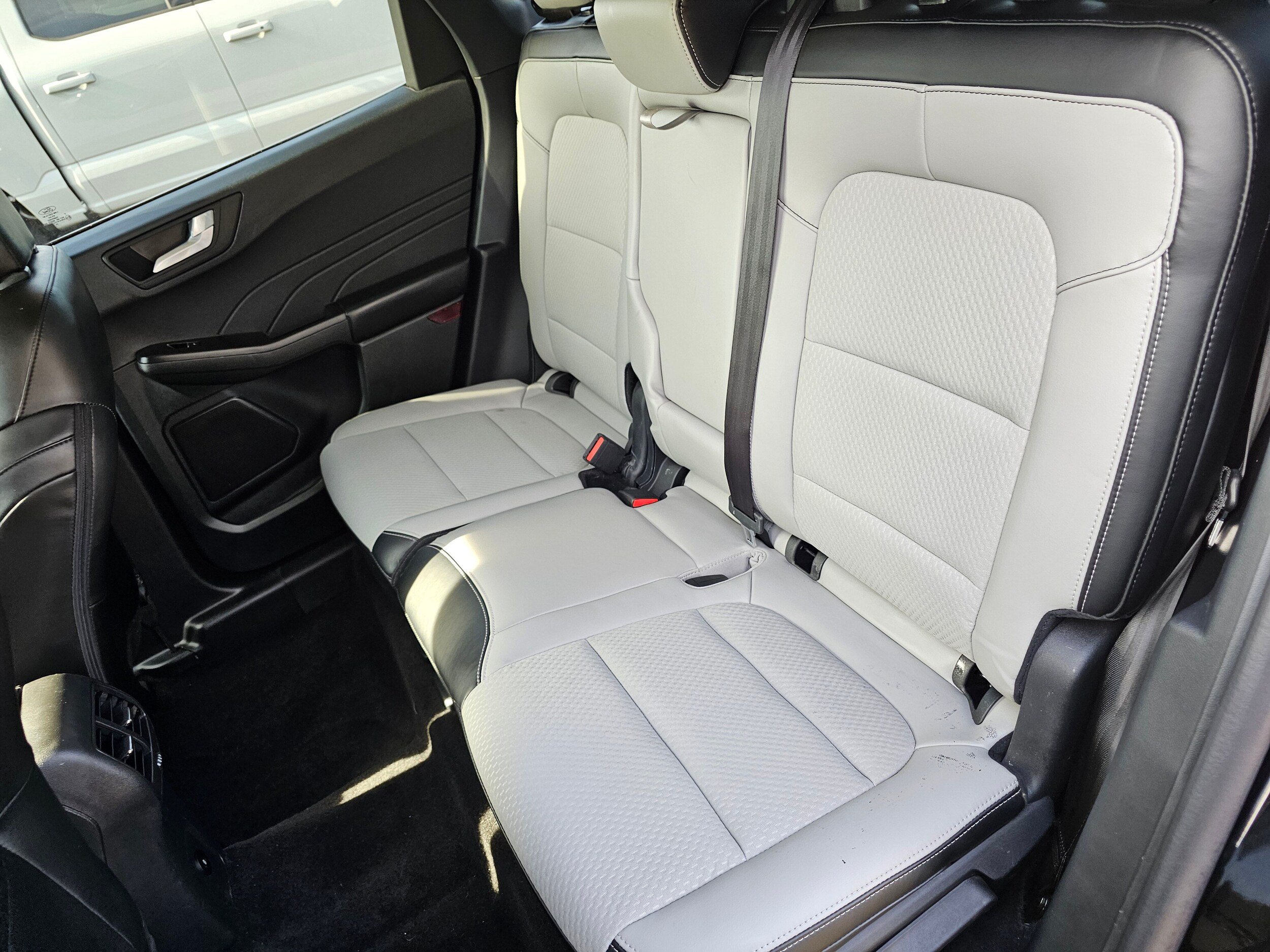 Certified 2025 Ford Escape SE w/ Class II Trailer Tow Package FWD image 17
