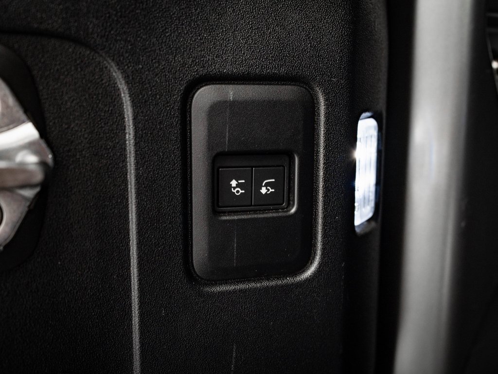 Used 2023 Land Rover Defender 110 X-Dynamic SE image 26