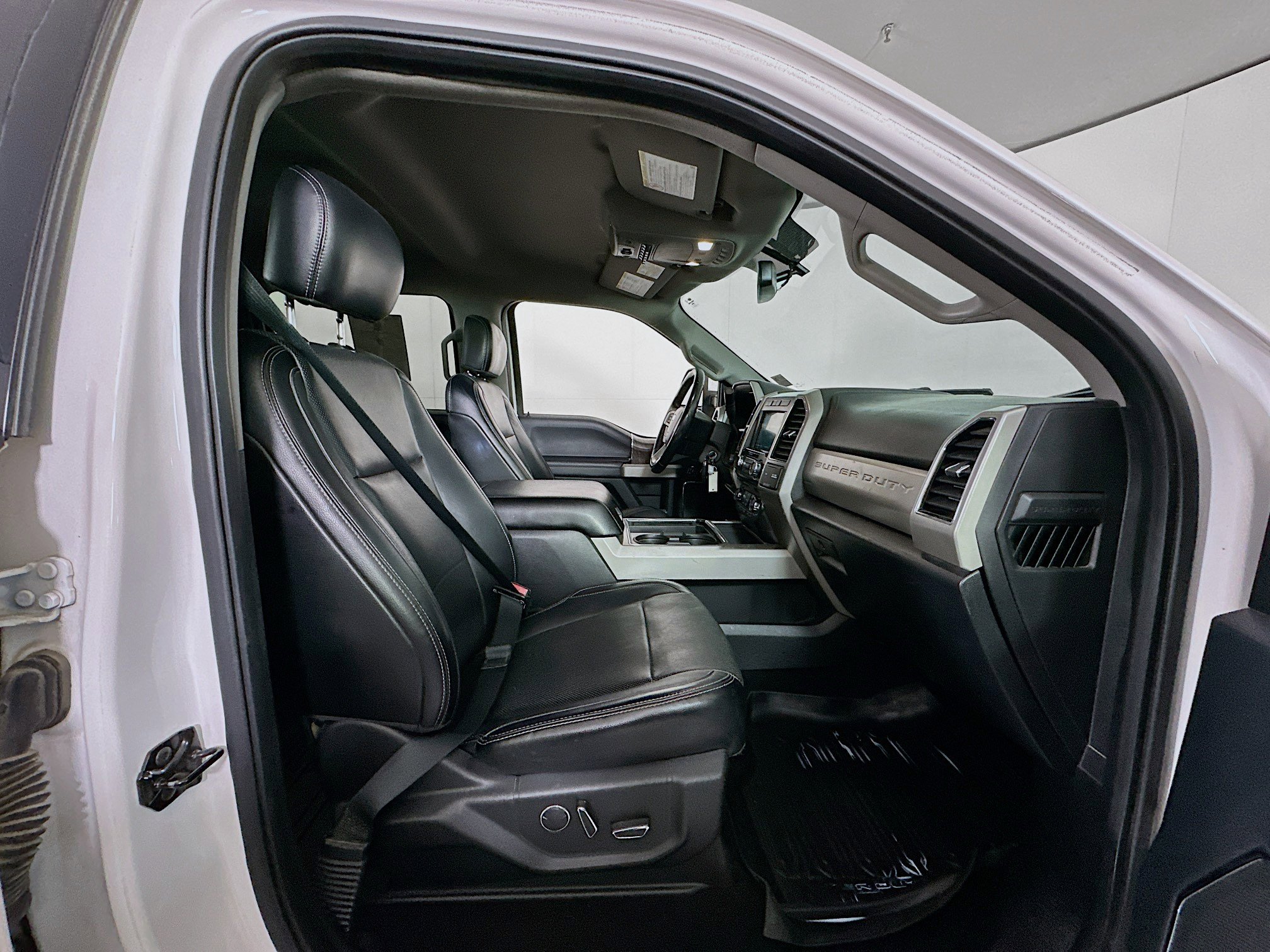 Used 2018 Ford F250 Lariat w/ Chrome Package image 32