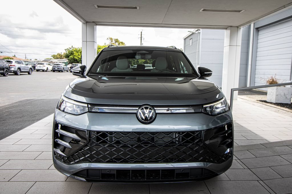 New 2026 Volkswagen Tiguan SE R-Line FWD image 9