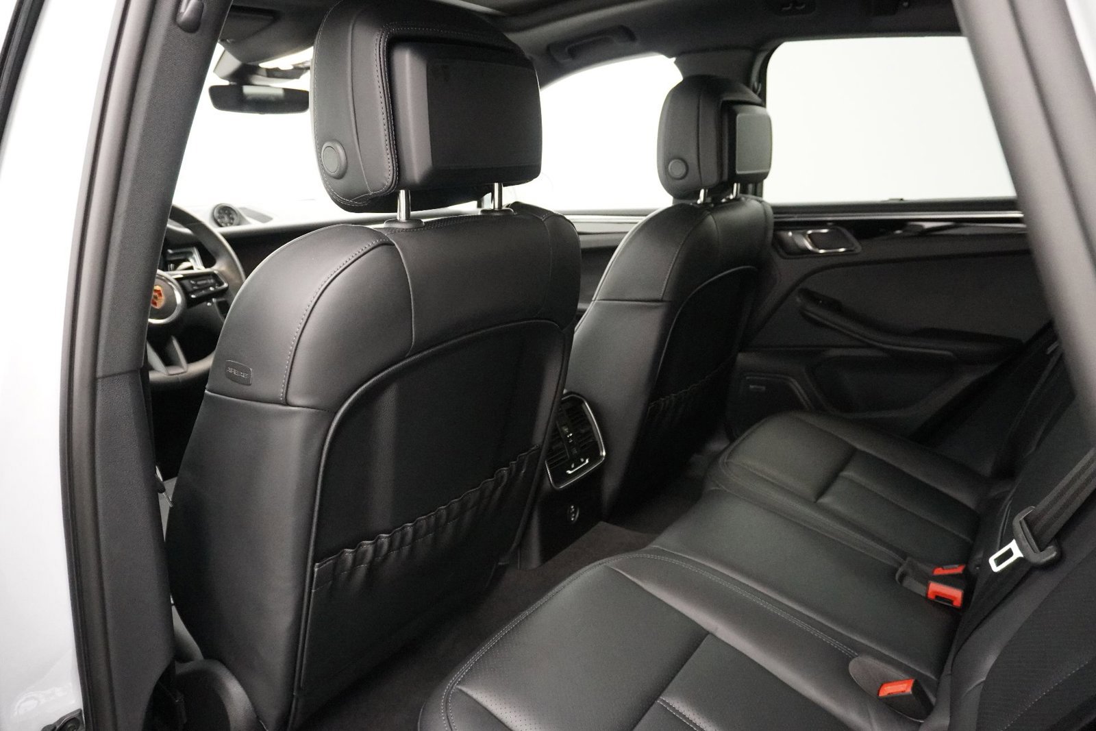 Certified 2025 Porsche Macan AWD/4WD image 14