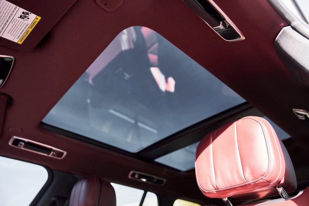 Used 2025 Land Rover Range Rover SE image 46