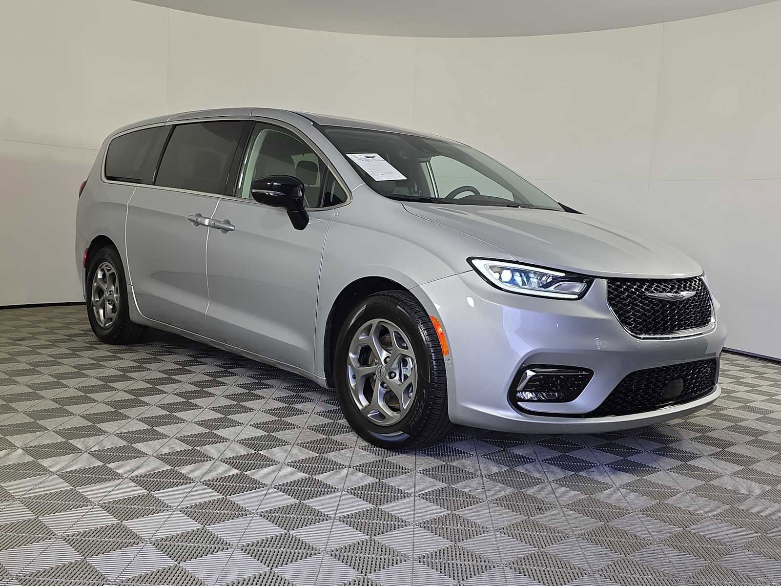 Used 2024 Chrysler Pacifica Limited