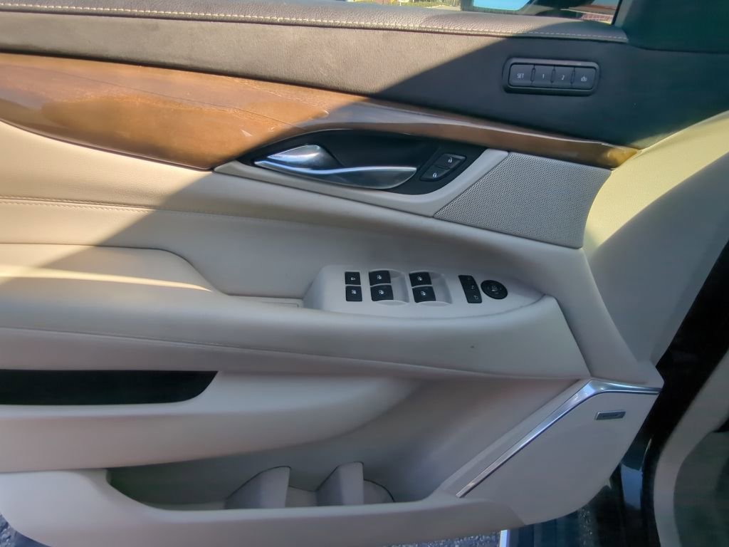 Used 2020 Cadillac Escalade Premium Luxury image 11