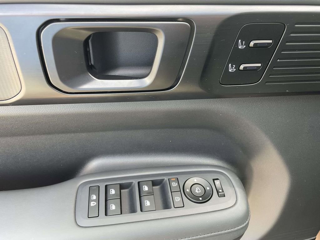 Used 2025 Hyundai Santa Fe Calligraphy FWD image 18