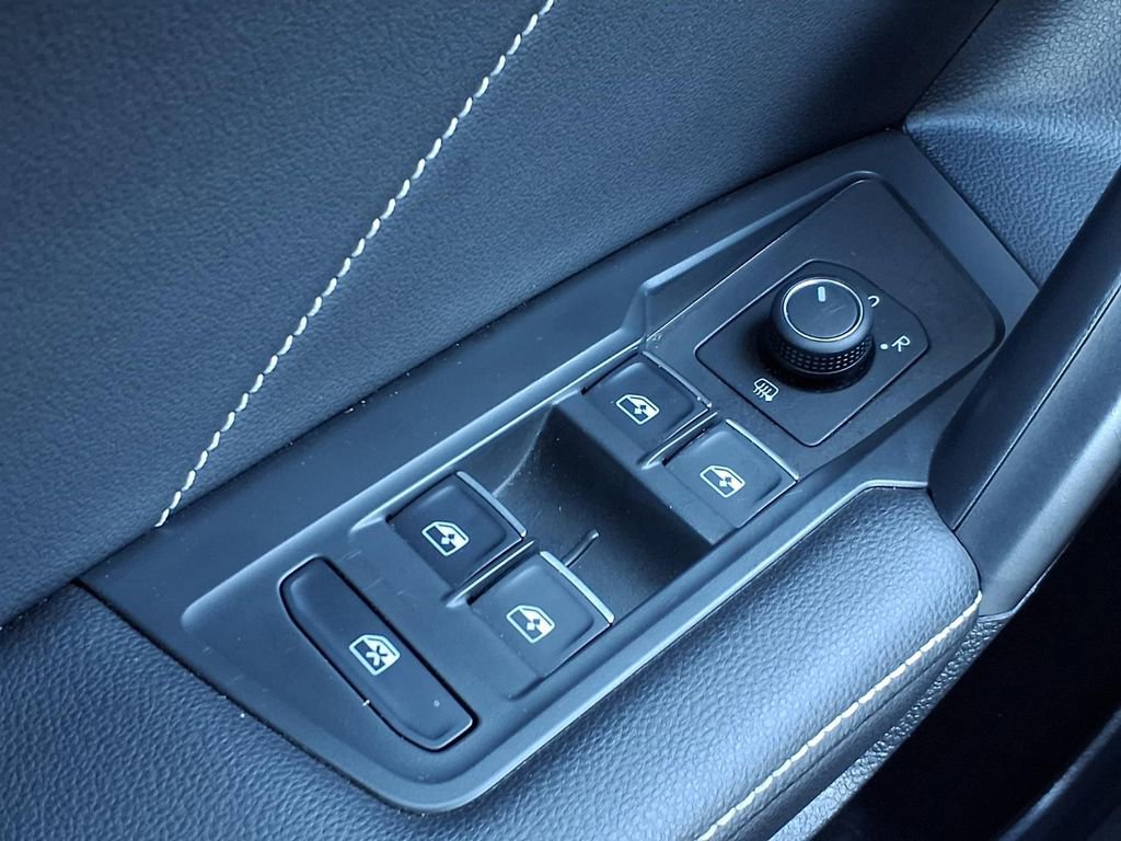 Used 2024 Volkswagen Tiguan SE image 16