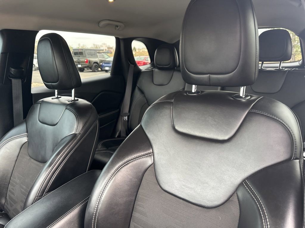 Used 2022 Jeep Cherokee Latitude AWD/4WD image 15