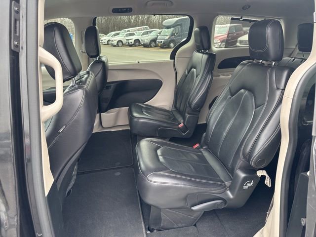 Used 2022 Chrysler Pacifica Touring-L FWD image 14