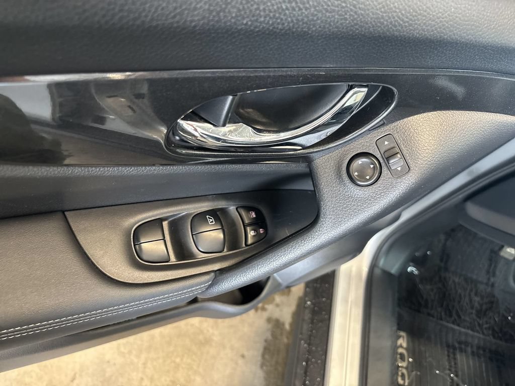 Used 2020 Nissan Rogue SV AWD/4WD image 19