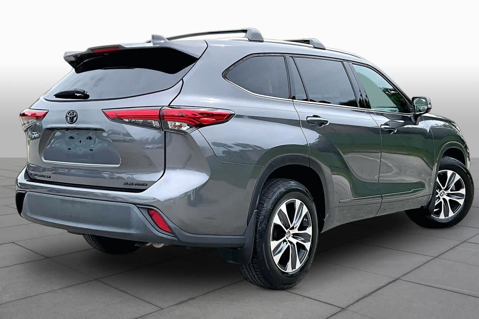 Used 2021 Toyota Highlander XLE AWD/4WD image 13