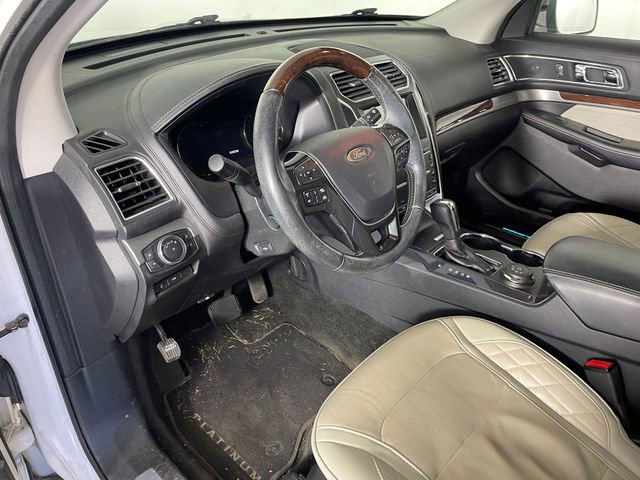 Used 2017 Ford Explorer Platinum image 3