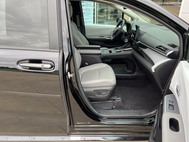 Used 2025 Toyota Sienna XLE w/ XLE Plus Package AWD/4WD image 37
