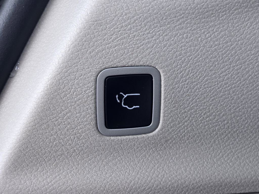 Used 2024 Chrysler Voyager LX FWD image 12