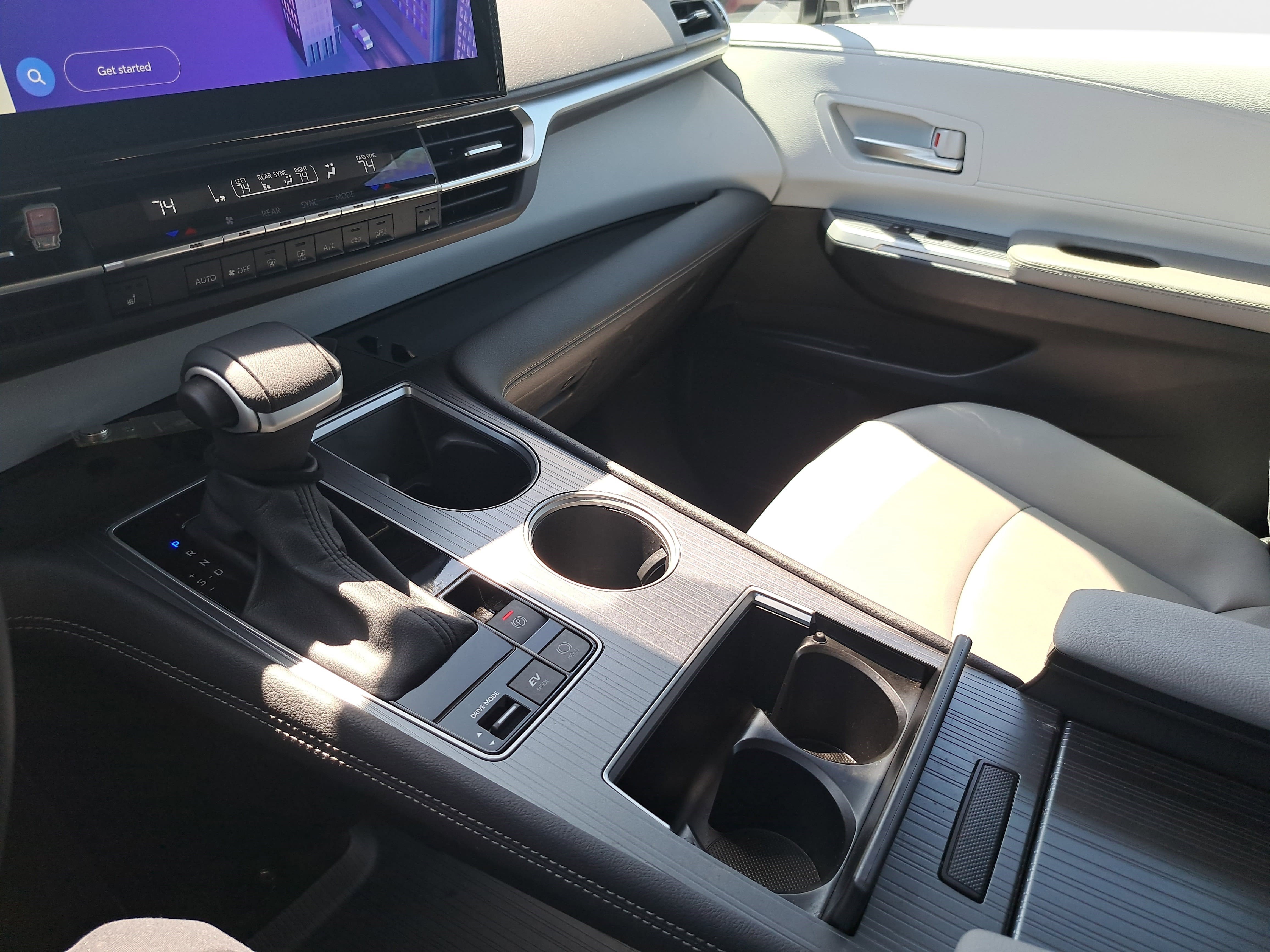 Used 2025 Toyota Sienna XLE FWD image 24