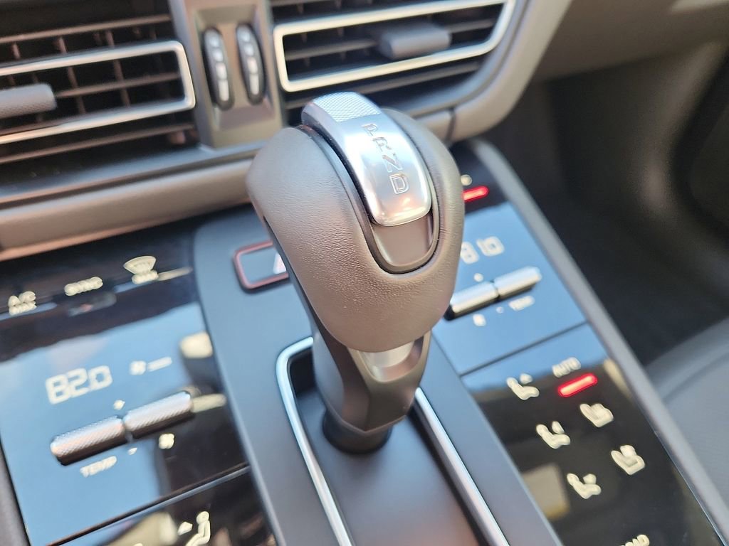 Certified 2025 Porsche Macan image 13