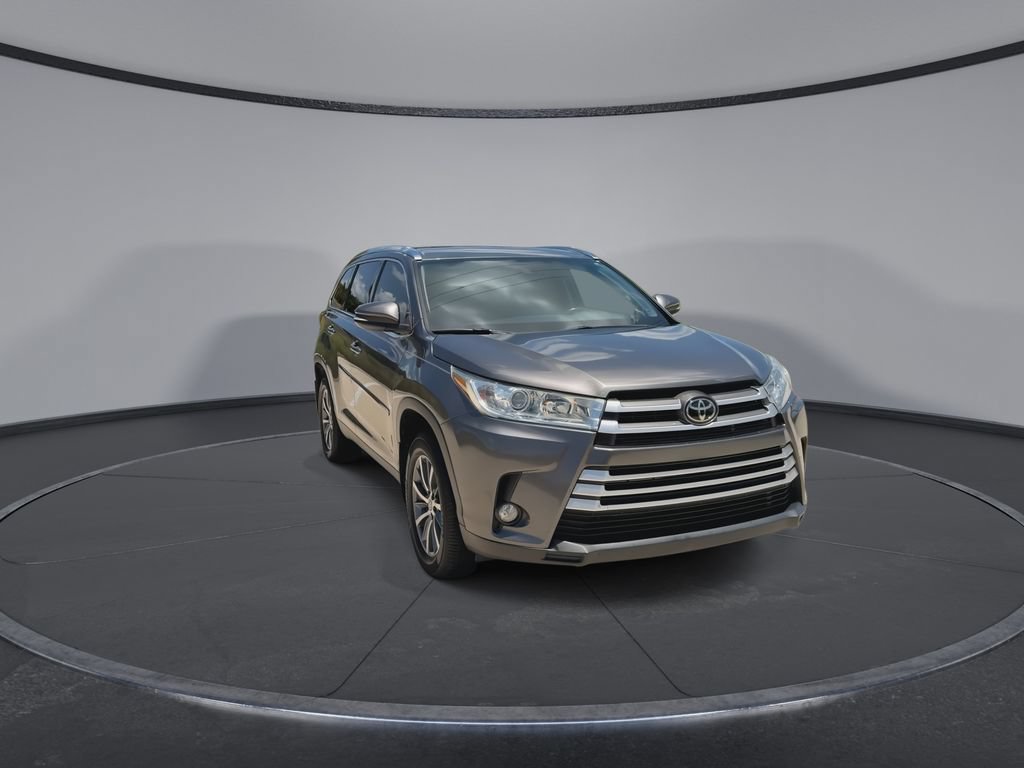 Used 2019 Toyota Highlander XLE FWD image 3