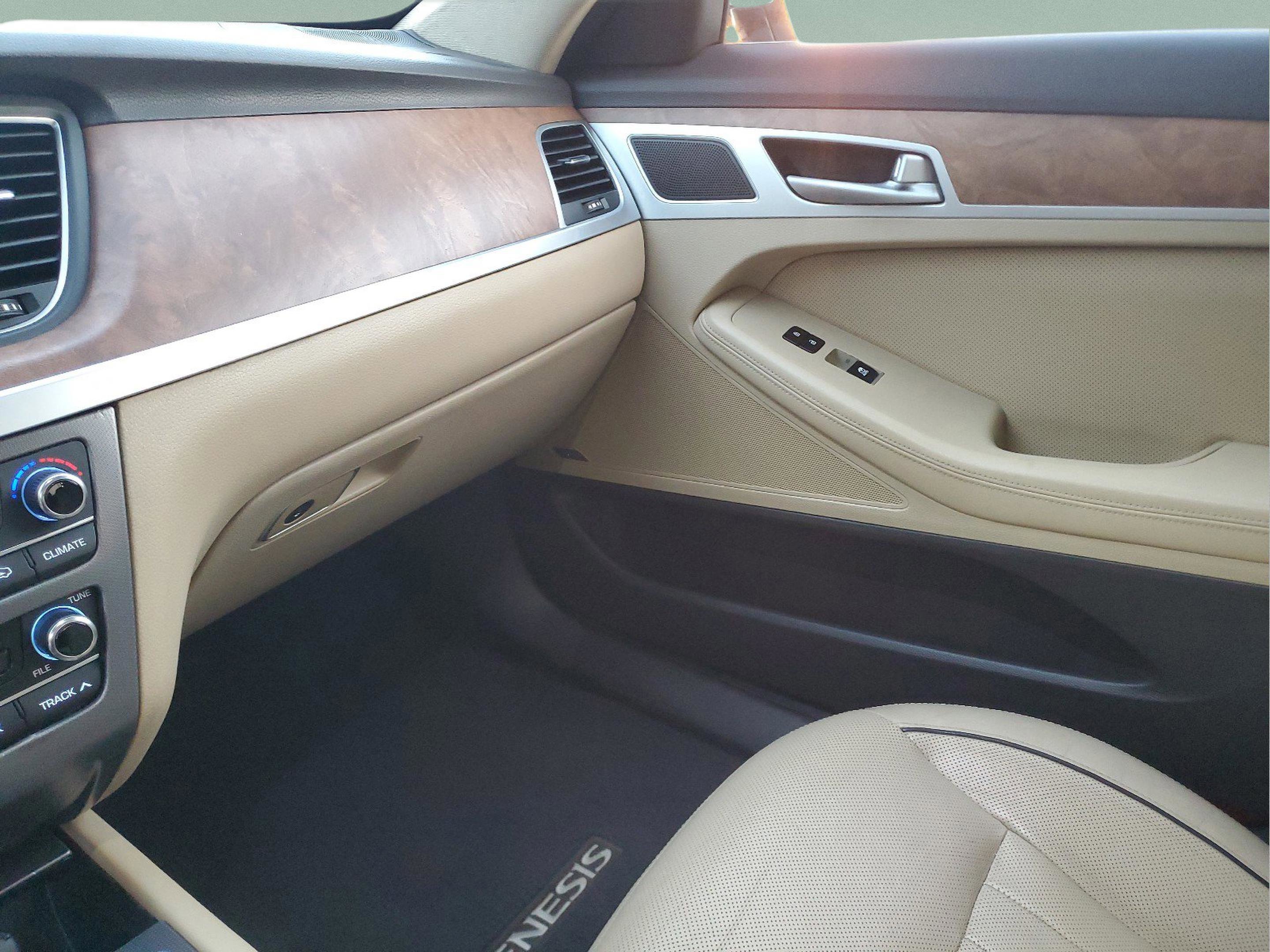 Used 2015 Hyundai Genesis 3.8 w/ Option Group 04 image 24