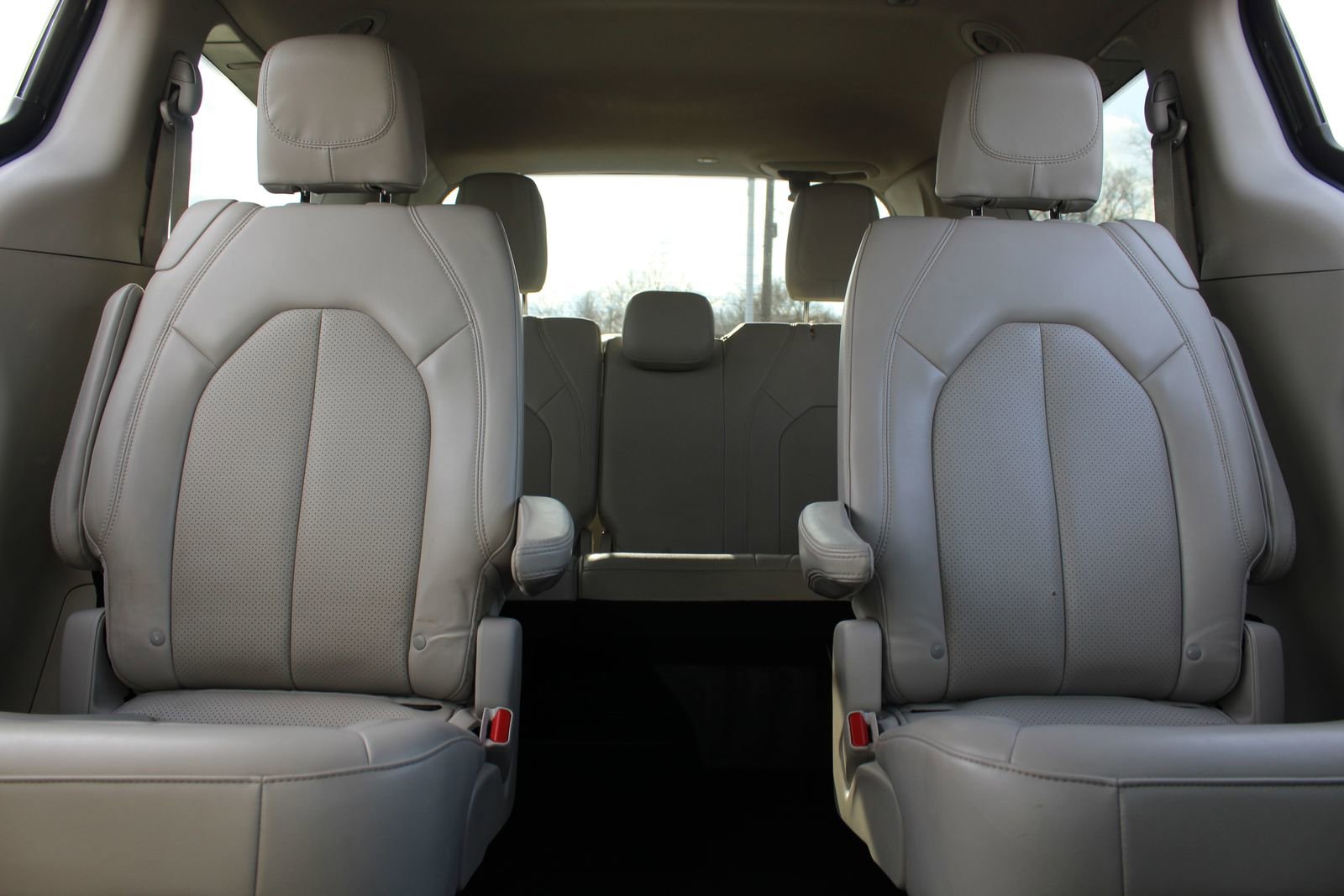 Used 2021 Chrysler Voyager Lxi image 13