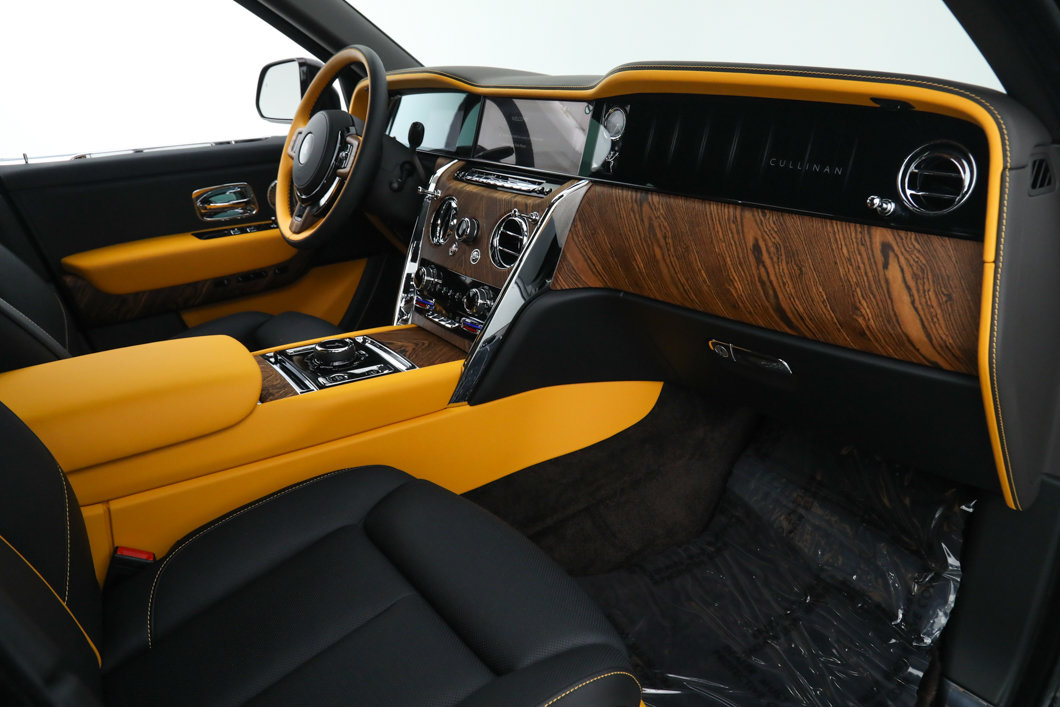 Used 2025 Rolls-Royce Cullinan AWD/4WD image 19