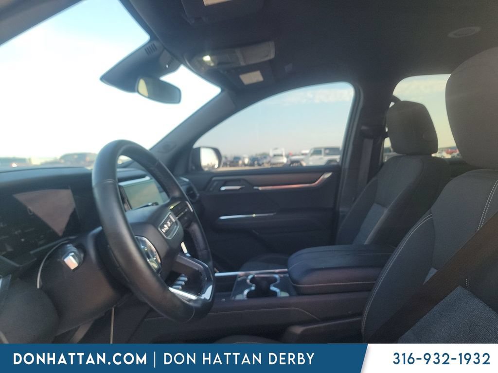 Used 2025 GMC Acadia Elevation FWD image 2