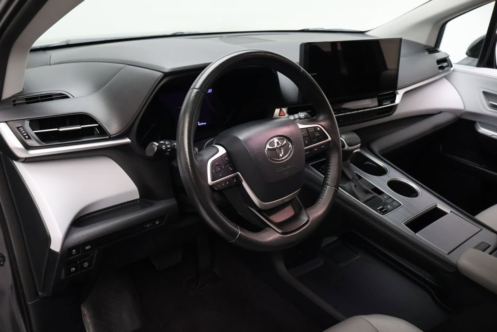 Certified 2025 Toyota Sienna XLE FWD image 14