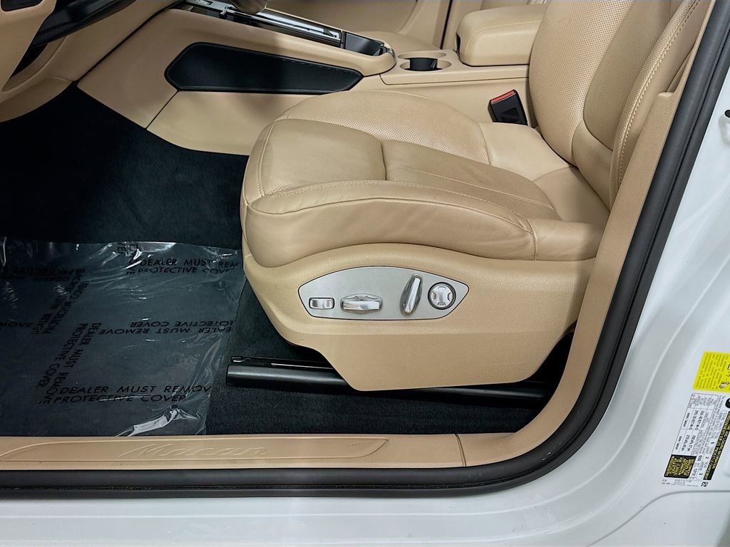 Certified 2023 Porsche Macan AWD/4WD image 22