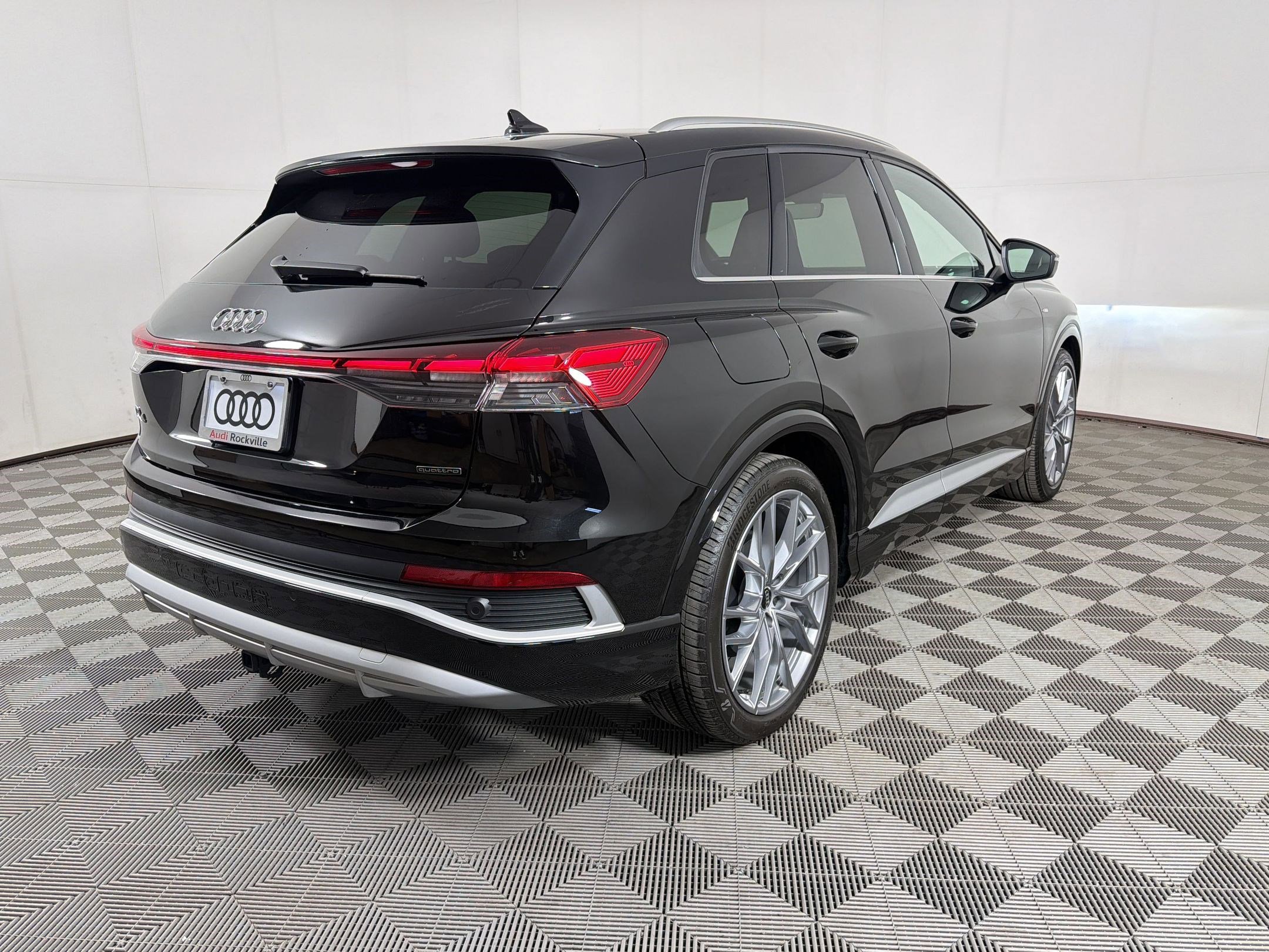Used 2025 Audi Q4 e-tron Prestige w/ Sport Package image 9