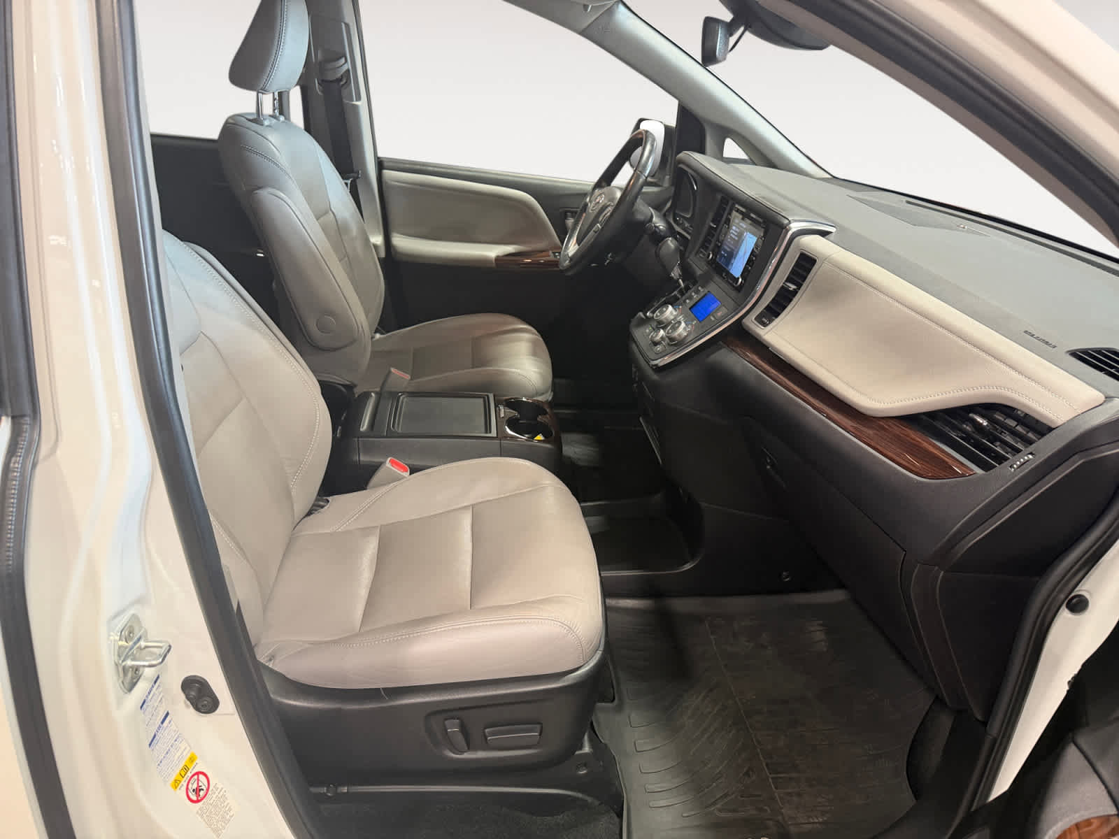 Used 2018 Toyota Sienna Limited Premium image 16