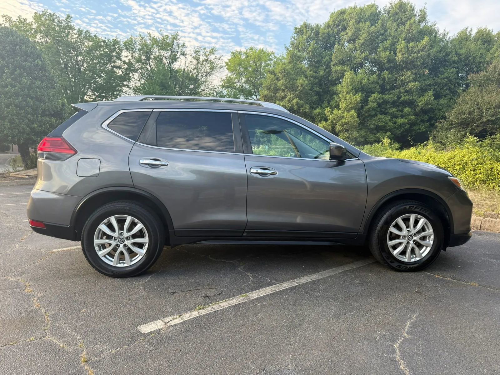 Used 2017 Nissan Rogue SV FWD image 5