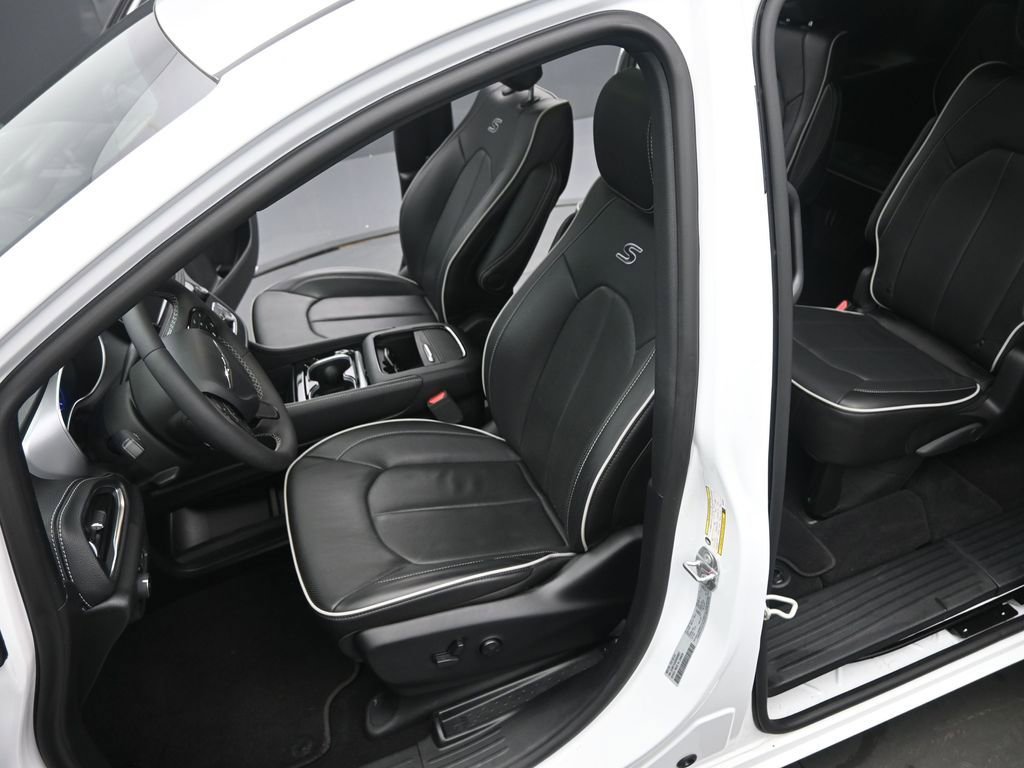 Used 2025 Chrysler Pacifica Limited image 11