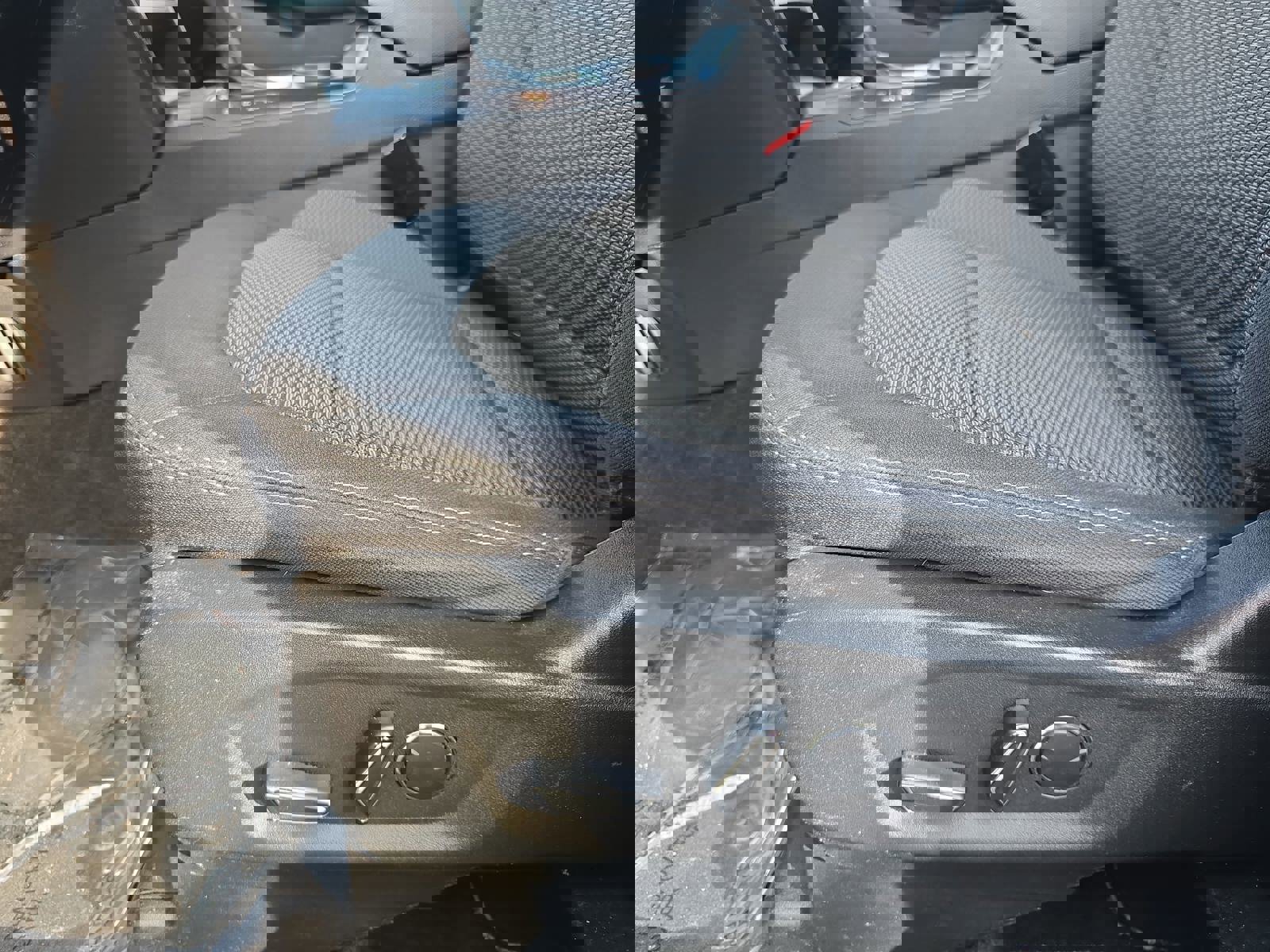 Used 2018 Ford Explorer XLT image 27