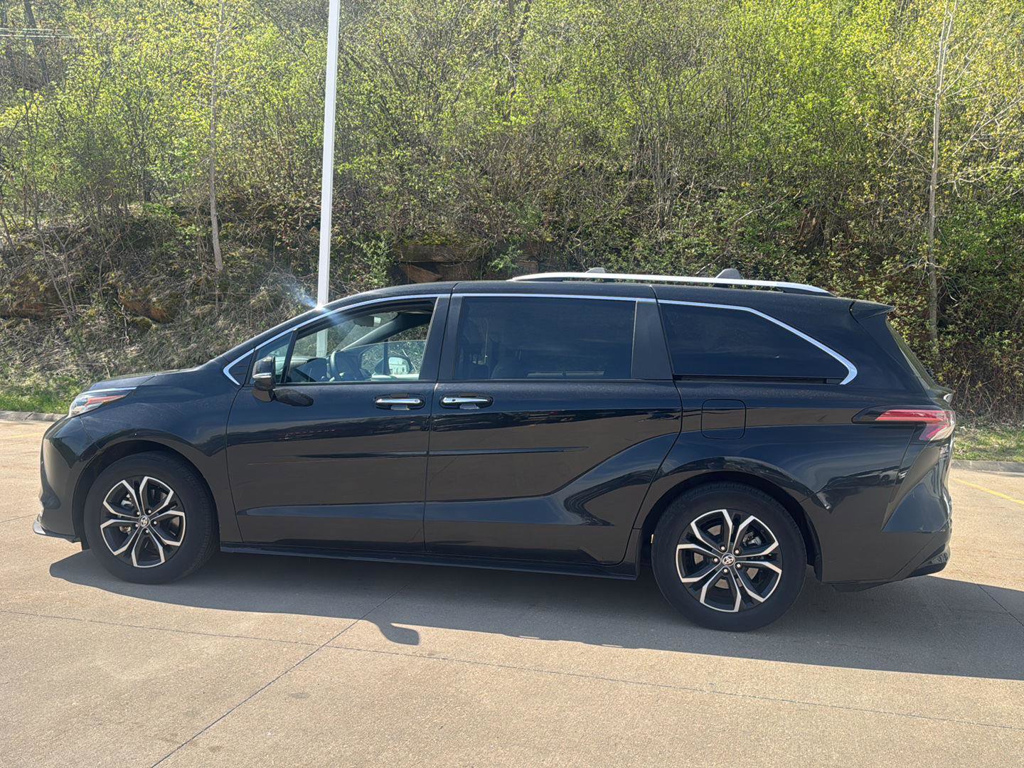 Used 2025 Toyota Sienna Platinum AWD/4WD image 14