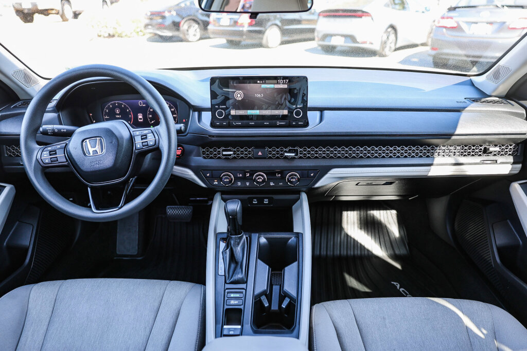 Used 2025 Honda Accord SE image 2