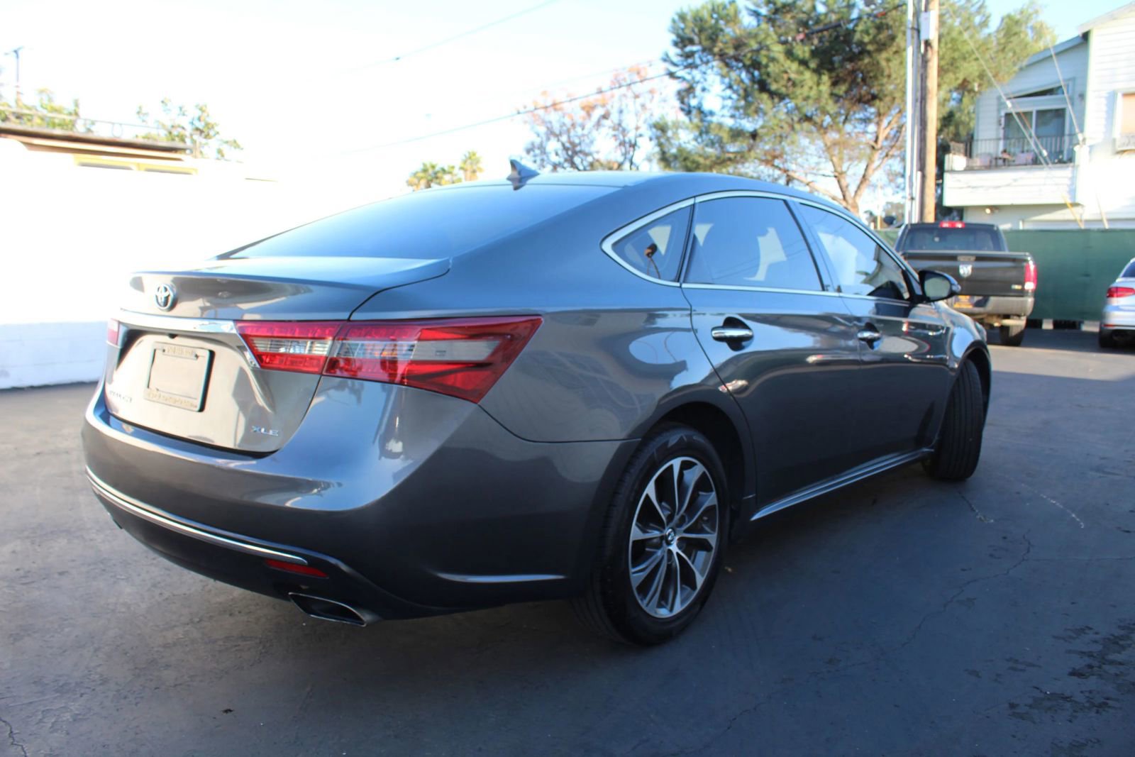 Used 2017 Toyota Avalon XLE Premium w/ Preferred Accessory Package FWD image 5