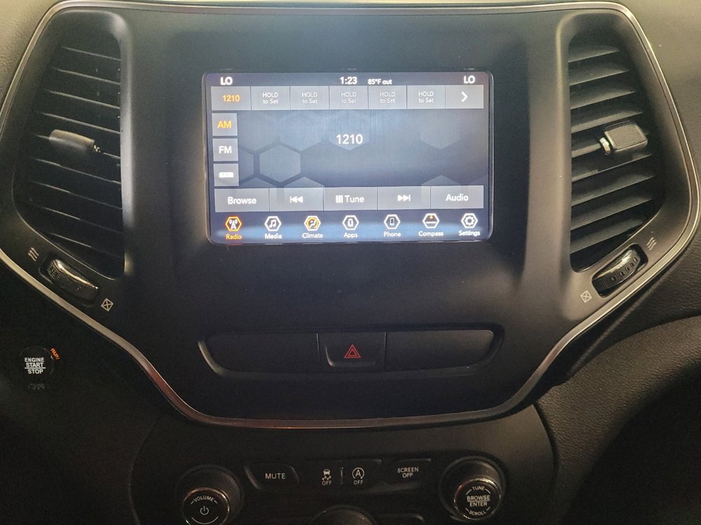 Used 2019 Jeep Cherokee Latitude Plus w/ Comfort/Convenience Group image 25