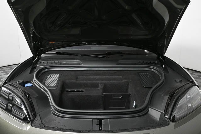 Certified 2025 Porsche Macan Electric image 31