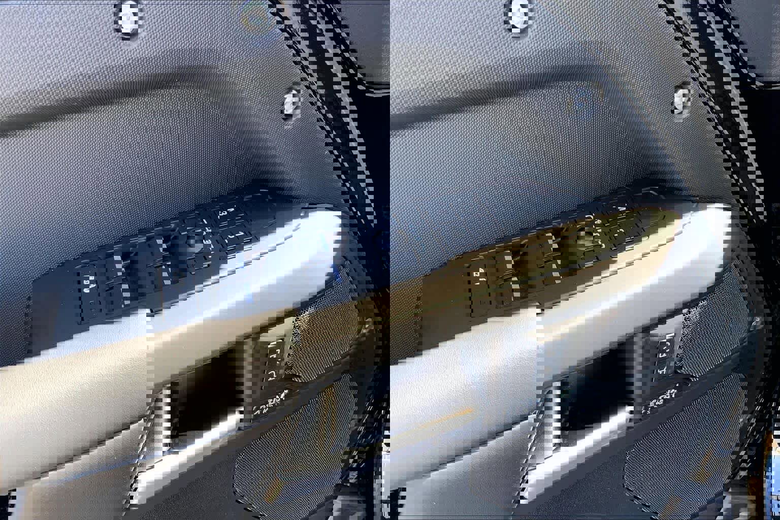 Certified 2025 Land Rover Defender 110 X-Dynamic SE image 31