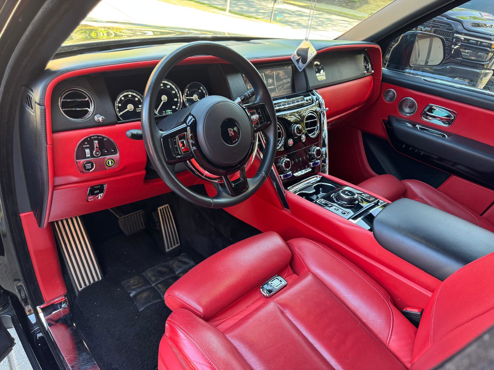 Used 2021 Rolls-Royce Cullinan image 3