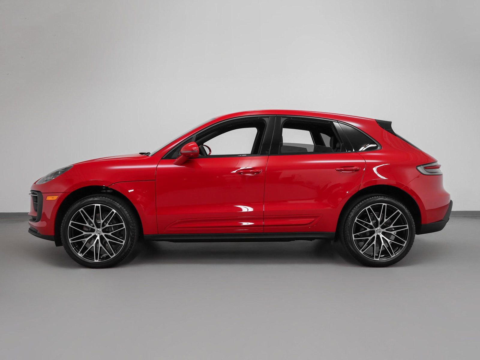Certified 2025 Porsche Macan image 2