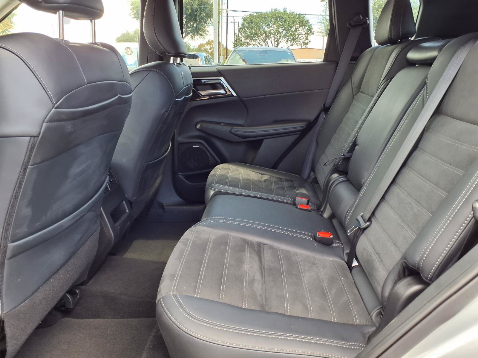Used 2025 Mitsubishi Outlander SE FWD image 17