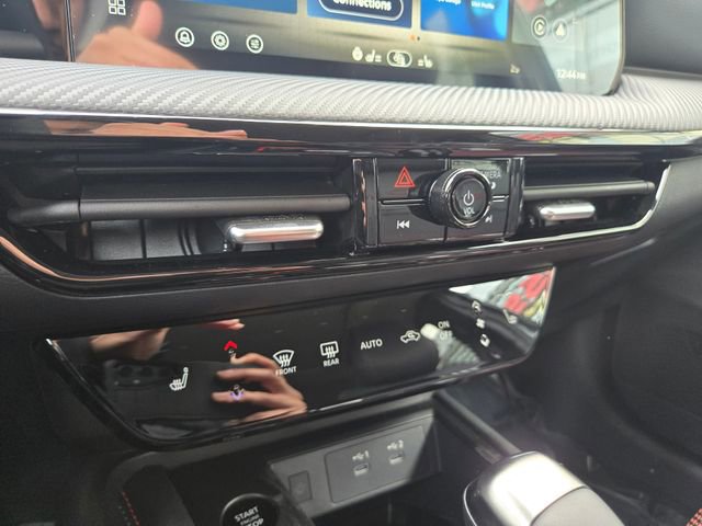 New 2026 Nissan Kicks SR w/ SR Premium Package image 19