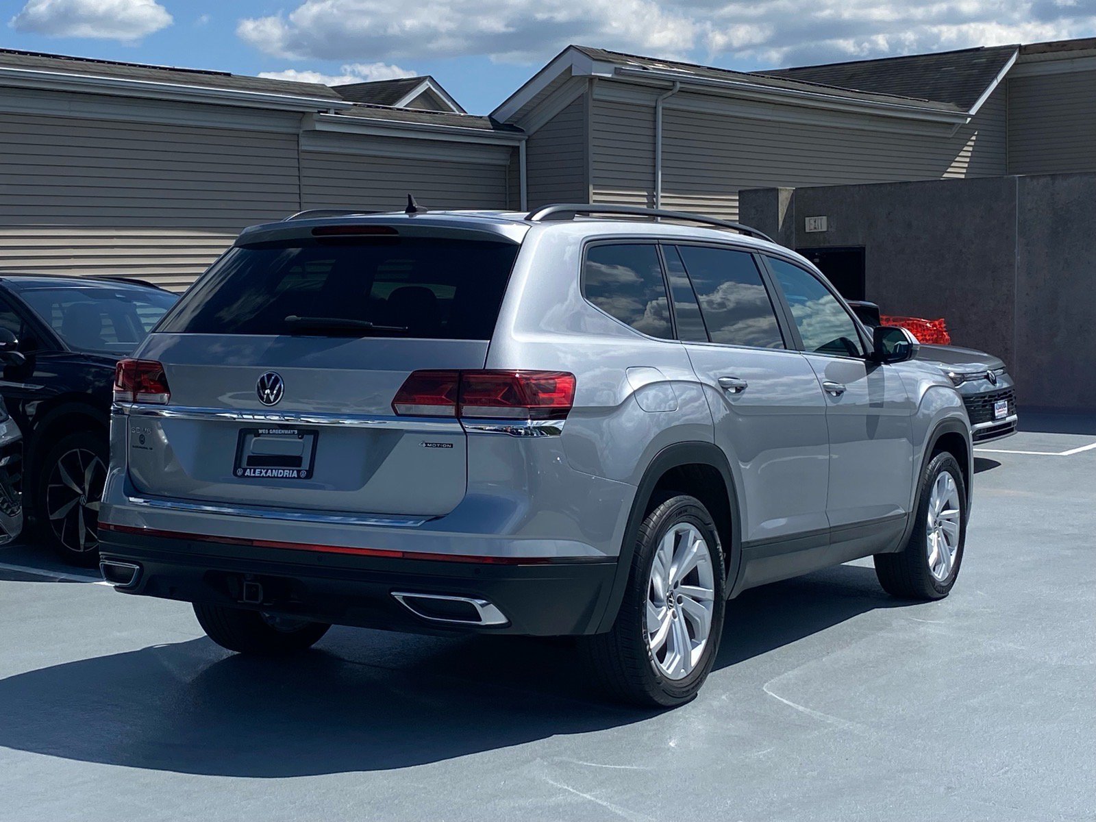 Used 2023 Volkswagen Atlas SE w/ Panoramic Sunroof Package AWD/4WD image 3