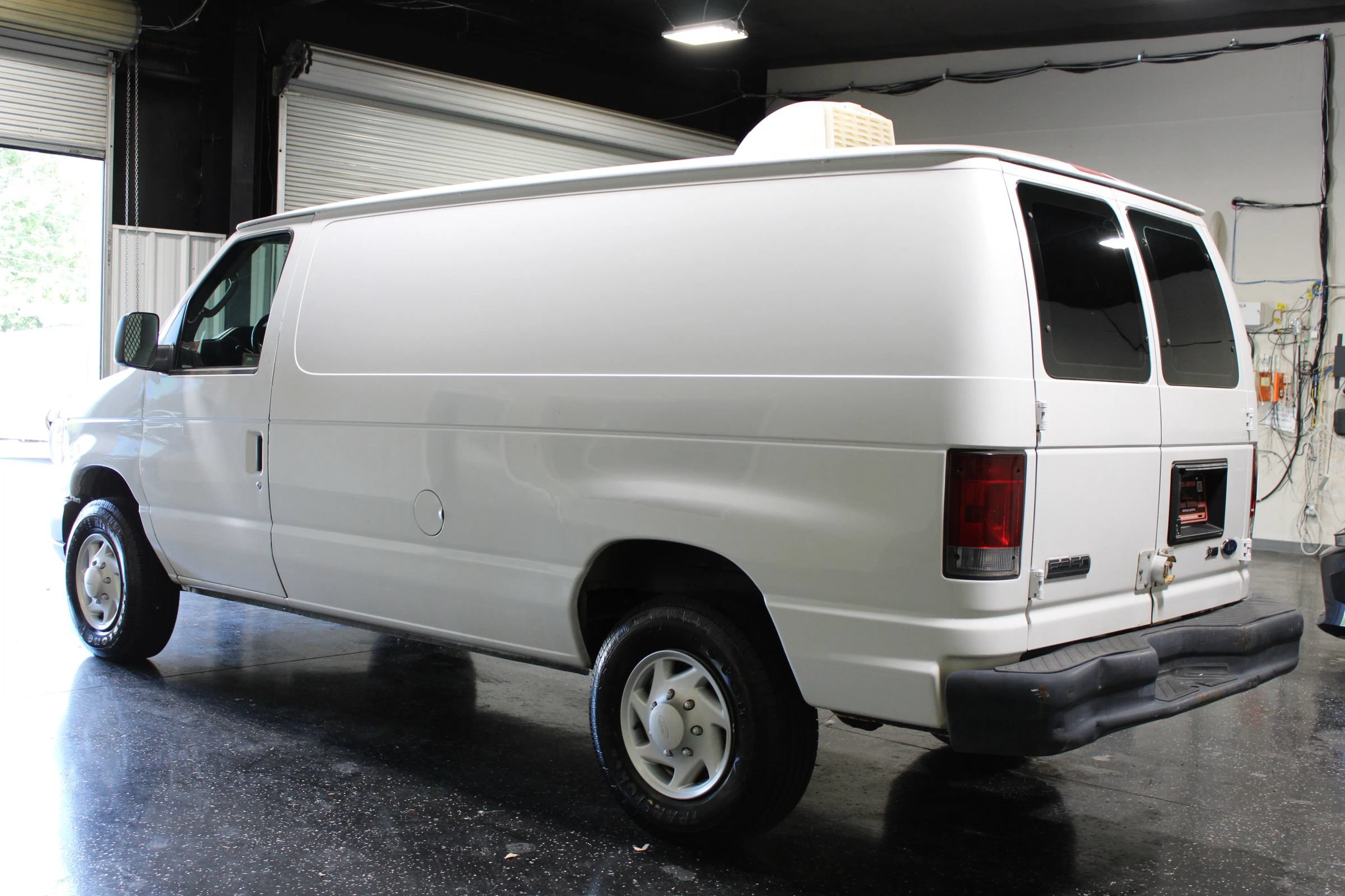 Used 2009 Ford E-350 and Econoline 350 Super Duty RWD image 5