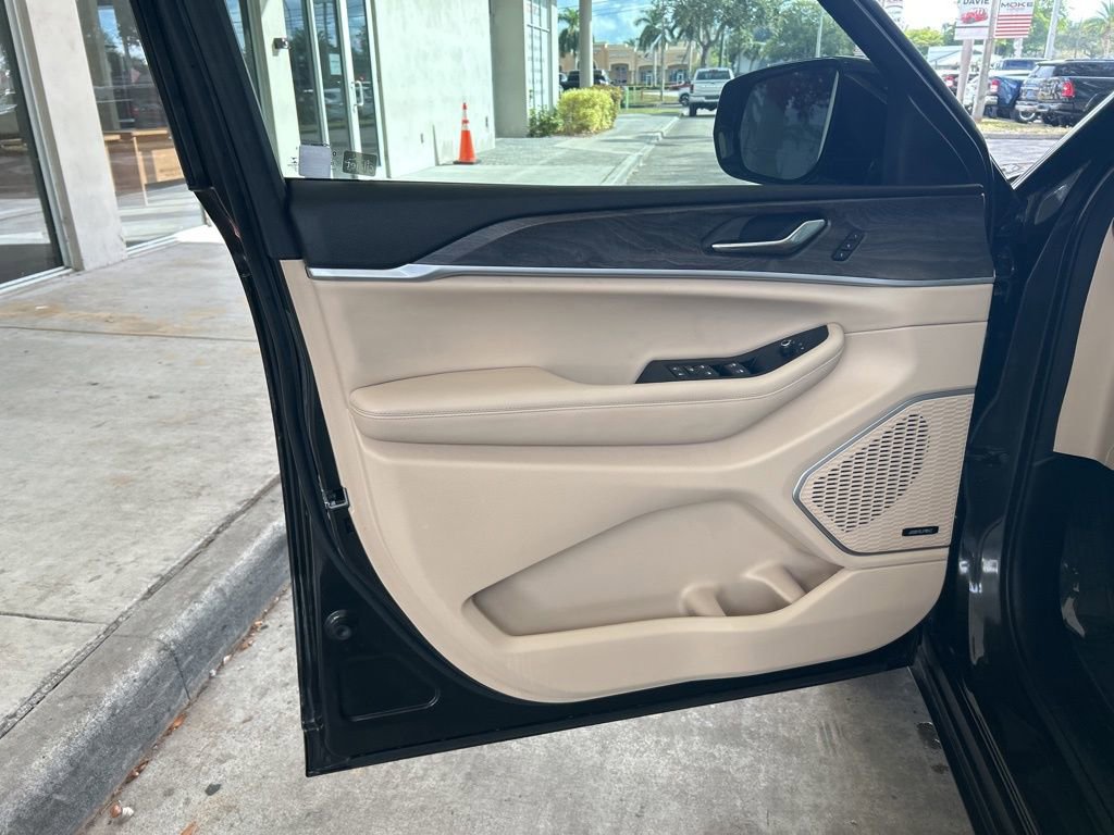 Used 2022 Jeep Grand Cherokee L Limited image 39